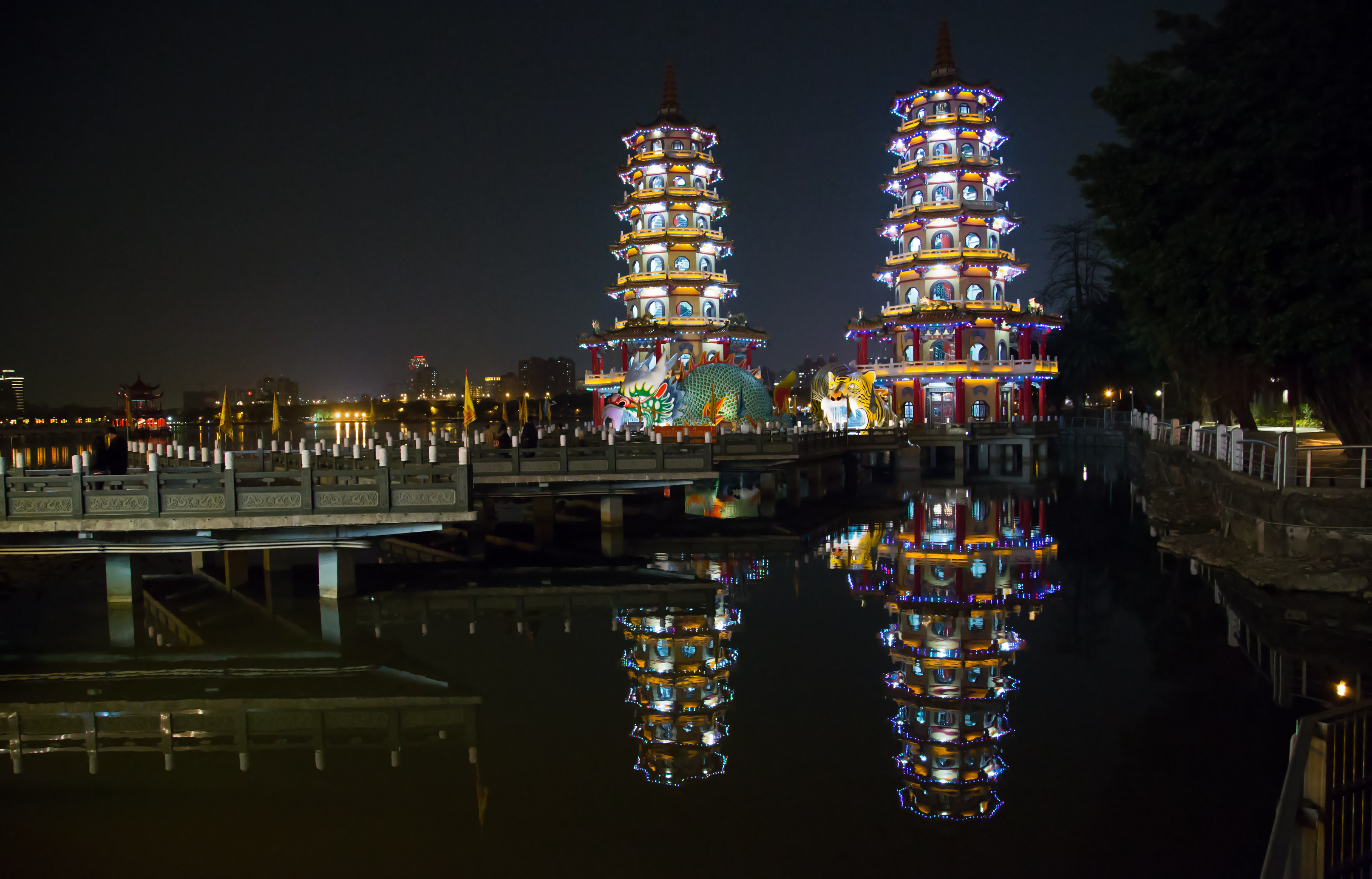 Taiwan - Kaohsiung - Zuoying - Lotus Pond - The Dragon and Tiger Pagodas